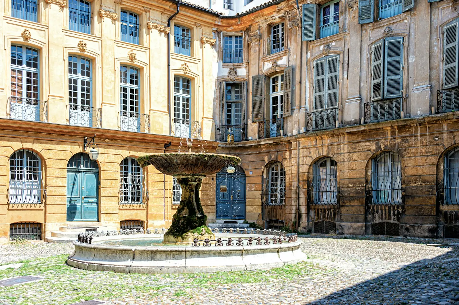 Cour à fontaine d’un hôtel particulier à Aix-en-Provence