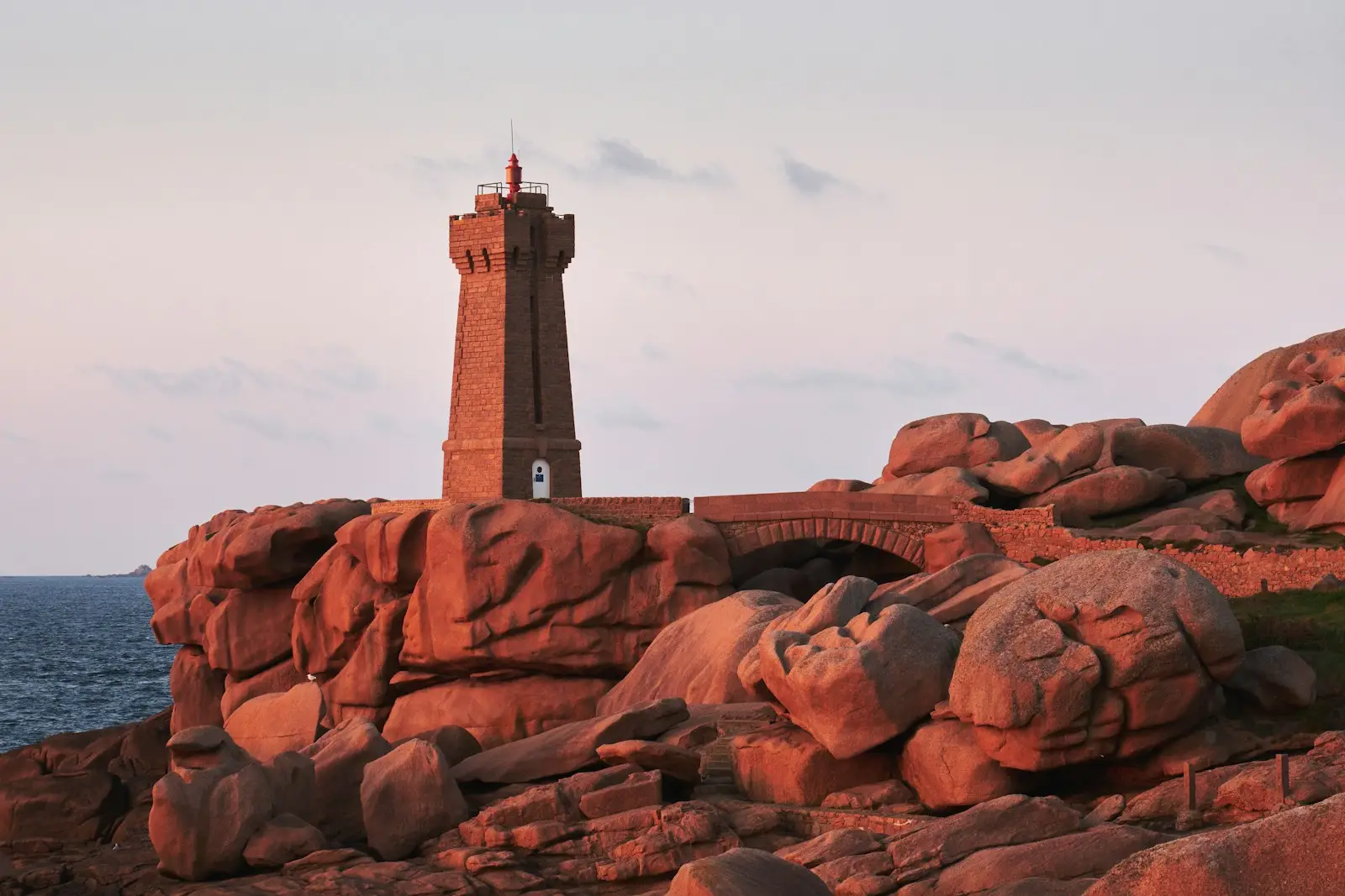 Phare de Ploumanac’h sur les rochers de granit rose