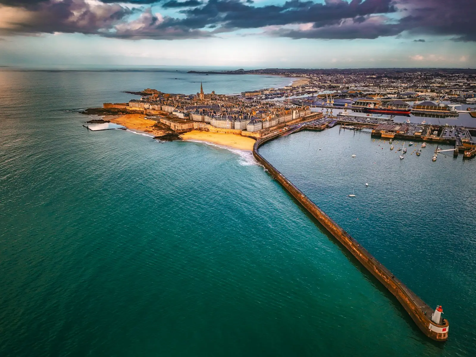 Saint-Malo intra-muros et ses remparts vus du ciel